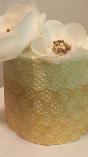 Gradient with wafer pattern and flowers